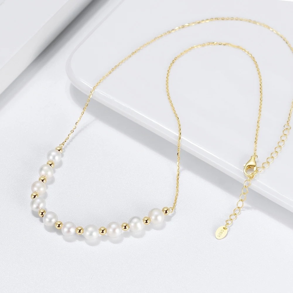 Elegant Gold and Pearl Necklace